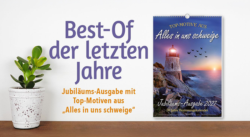 Banner mit der Jubiläums-Spezial-Ausgabe des Alles in uns schweige-Kalenders, der Kalender hängt an einer hellen Wand, darunter ist ein Tisch abgebildet, auf dem ein Blumentopf mit Pflanze steht.