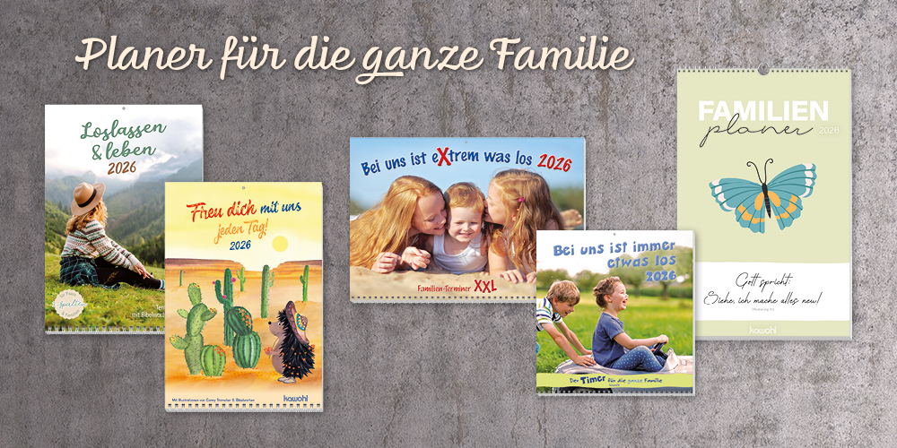 Familienplaner für 2026 mit verschiedenen Designs und Motiven an einer Wand hängen. Text: Planer für die ganze Familie