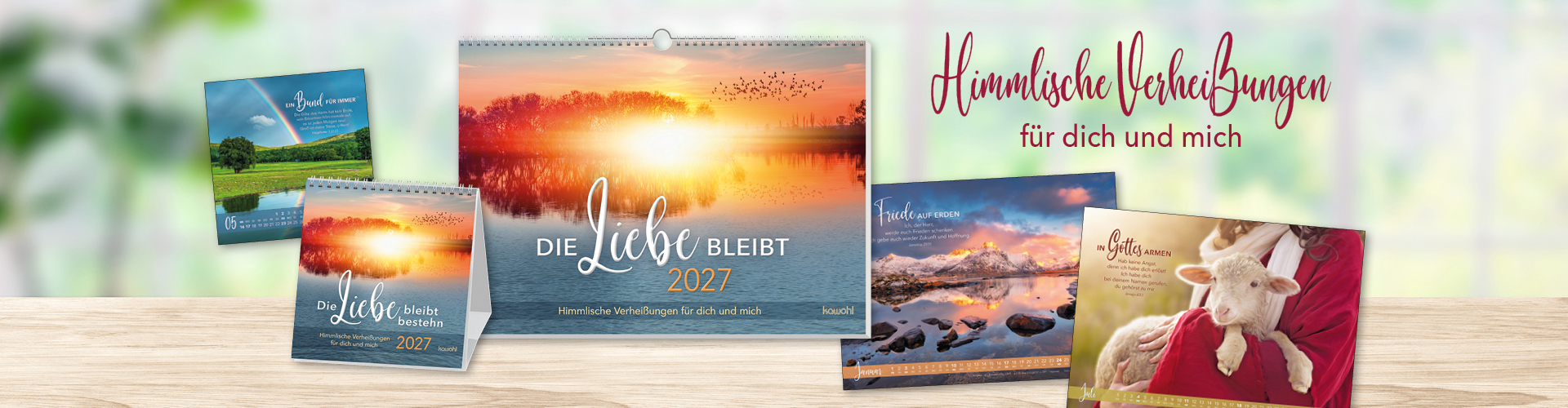 Wand- und Postkarten-Kalender "Die Liebe bleibt" mit Beispiel-Innenseiten auf einem Tisch. Text: Himmlische Verheißungen für dich und mich