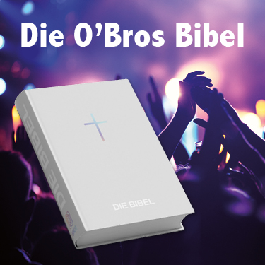 Weiße Bibel mit Kreuzsymbol, im Hintergrund feiernde Menschen und ein farbenfrohes Lichtspiel.