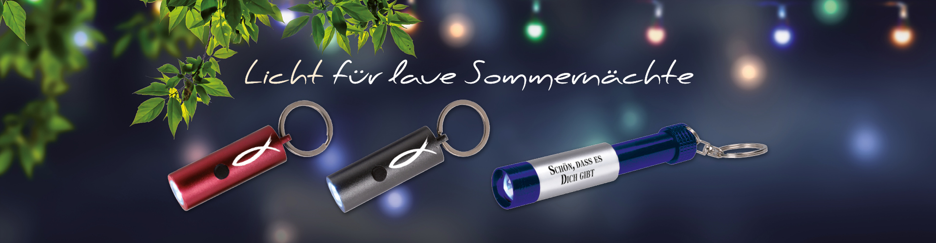 Nächtlicher Himmel mit bunter Lichterkette, im Vordergrund drei kleine Taschenlampen in rot, schwarz und blau und der Überschrift "Licht für laue Sommernächte"