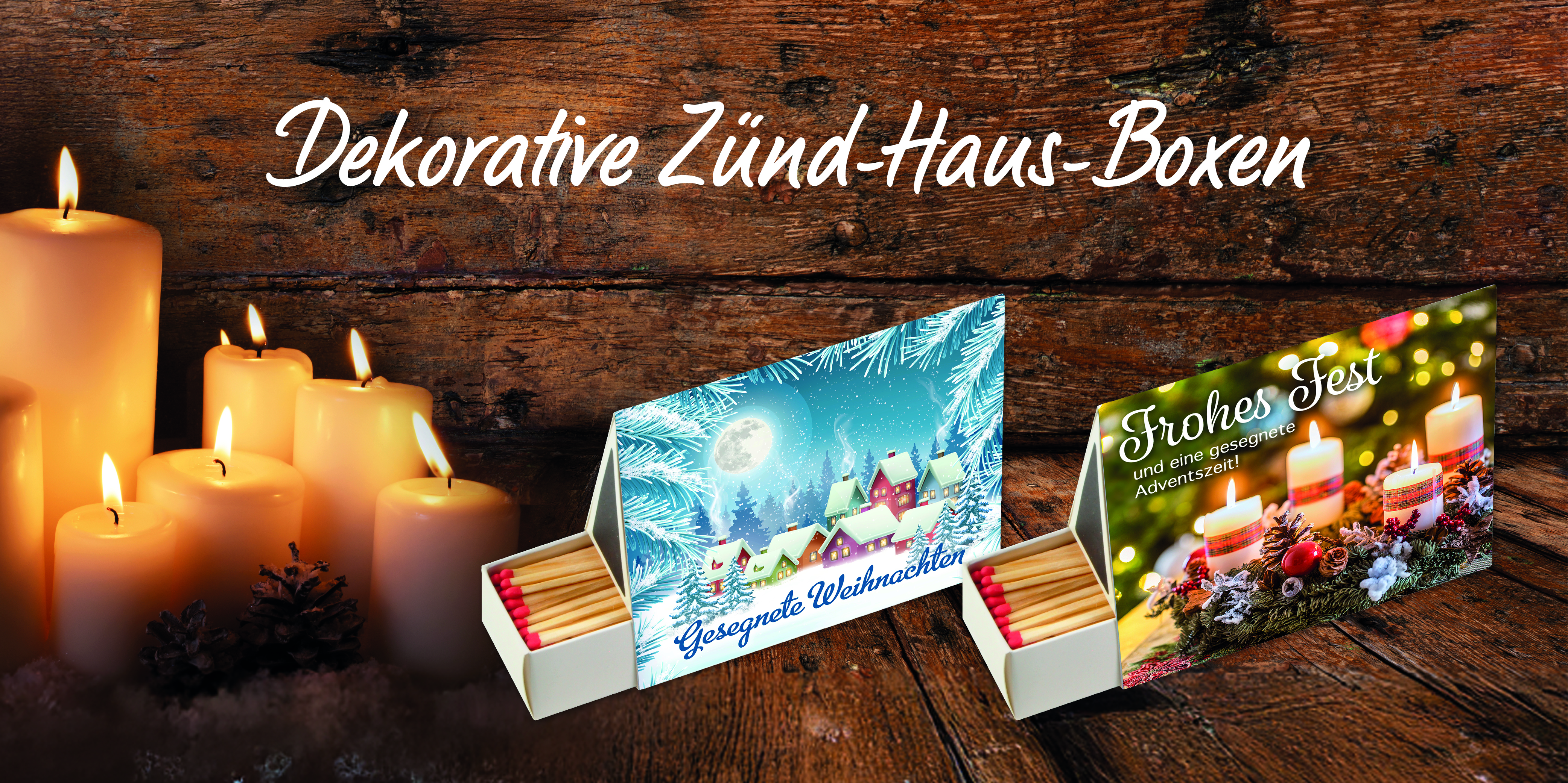 Dekorativer Banner mit Zündhausschachteln und Kerzen auf einem Holztisch im Hintergrund. Text: Dekorative Zünd-Haus-Boxen.