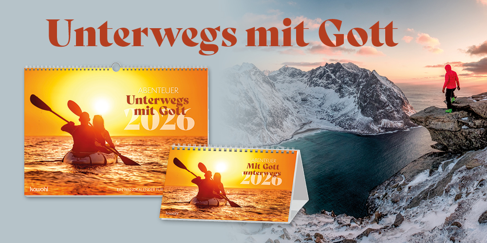 Zwei Abenteuer-Kalendern für 2026 und eine schneebedeckte Landschaft mit Bergsee im Hintergrund. Text: Unterwegs mit Gott