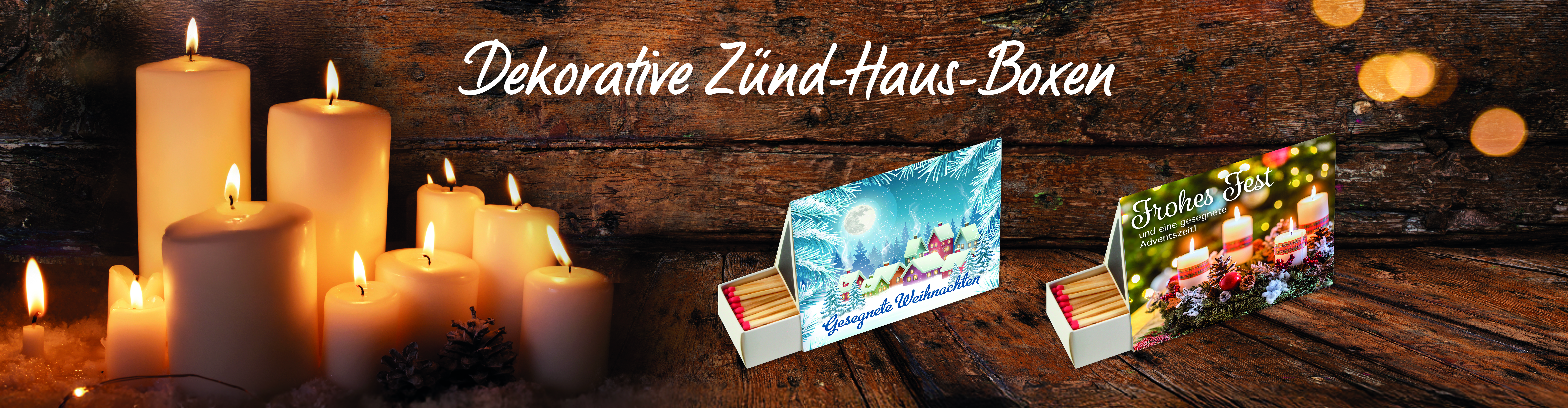 Dekorativer Banner mit Zündhausschachteln und Kerzen auf einem Holztisch im Hintergrund. Text: Dekorative Zünd-Haus-Boxen