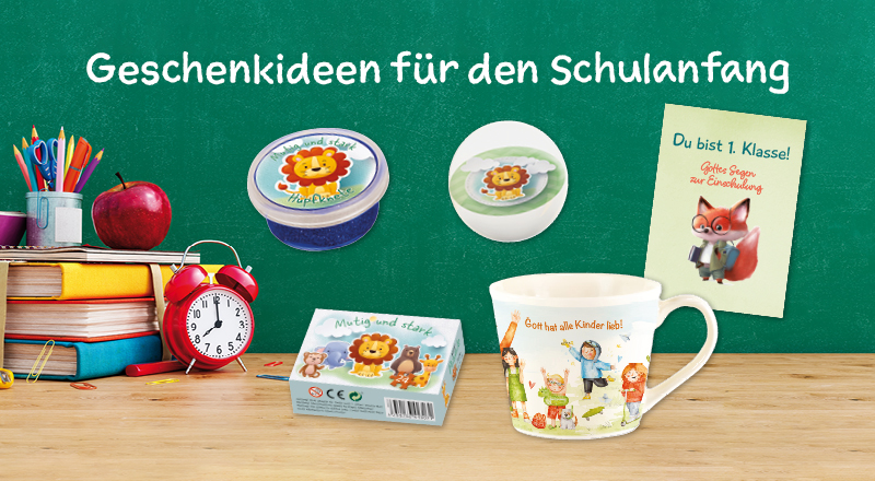 Schreibtisch mit Schulbüchern und Kindergeschenken zur Einschulung