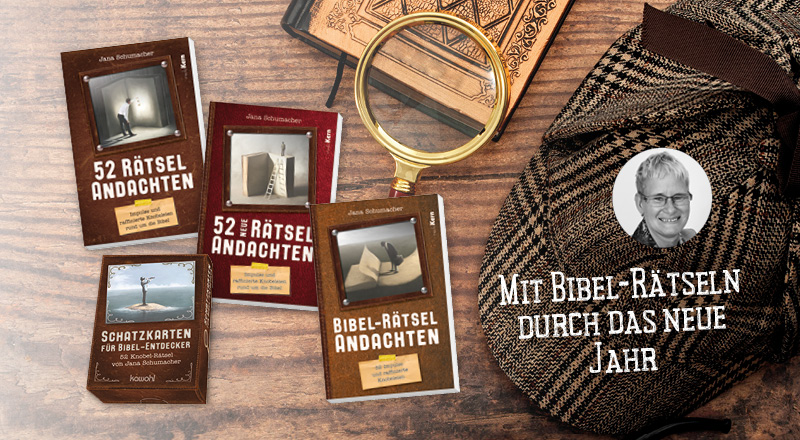 3 Bücher und eine Kartenbox mit Rätsel-Andachten, einer Lupe und einer Mütze. Text: Mit Bibel-Rätseln durch das neue Jahr.