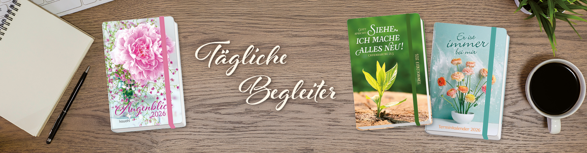 Drei Notice-Kalender mit verschiedenen Designs liegen auf einem Holztisch neben einem Notizbuch und einer Tasse Kaffee.