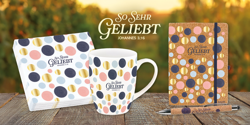 Banner mit Tasse, Notizbuch, Stift und Servietten, dekoriert mit bunten Punkten und dem Text: So sehr geliebt Johannes 3,16