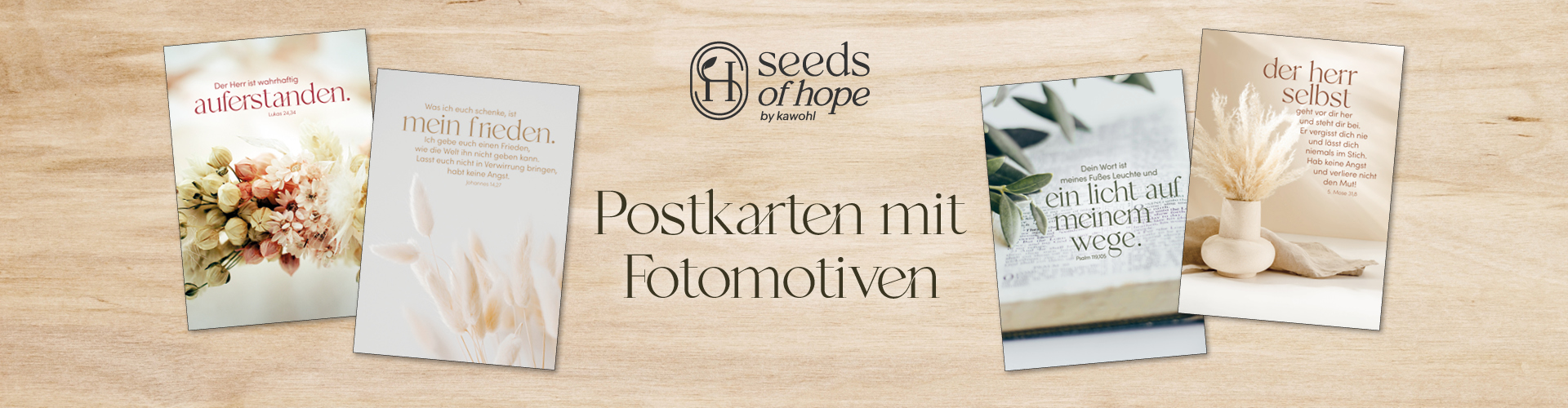 Vier Postkarten von "seeds of hope" mit christlichen Texten und floralen Foto-Motiven auf Holzhintergrund. Text: "Postkarten mit Fotomotiven"