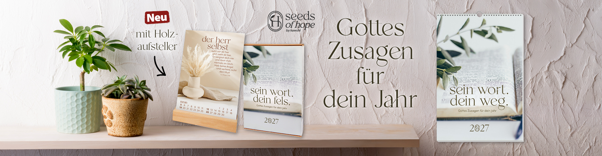 Regal mit Pflanzen, Wand- und Postkarten-kalender "Sein Wort" von Seeds of Hope. Text: "Neu mit Holzaufsteller" und "Gottes Zusagen für dein Jahr"