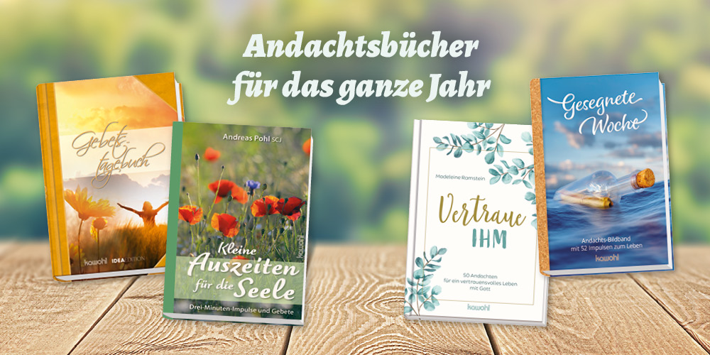 Vier Andachtsbücher auf einem Holzuntergrund, mit einem unscharfen Naturhintergrund. Text: Andachtsbücher für das ganze Jahr.