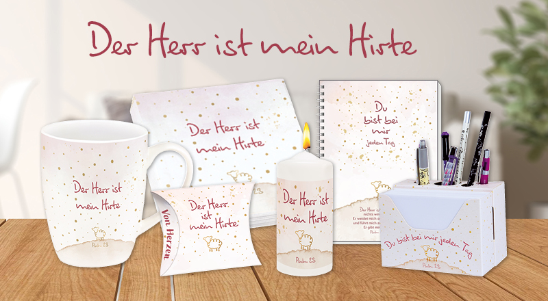Produktauswahl mit dem Spruch „Der Herr ist mein Hirte“, umfasst Tasse, Kerze, Notizbuch, Geschenkbox und Stiftablage.