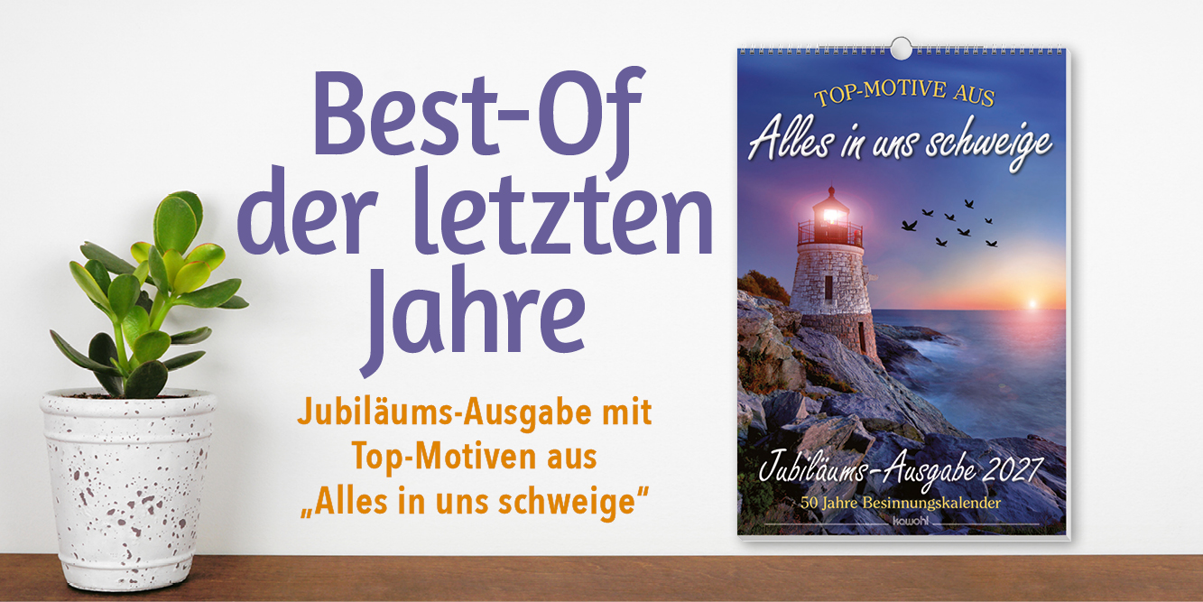 Banner mit der Jubiläums-Spezial-Ausgabe des Alles in uns schweige-Kalenders, der Kalender hängt an einer hellen Wand, darunter ist ein Tisch abgebildet, auf dem ein Blumentopf mit Pflanze steht.
