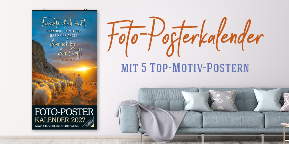 Wohnzimmer mit grau-grünem Sofa, Titel vom Foto-Poster-Kalender und Berglandschaft mit See im Hintergrund. Text: Foto-Poster-Kalender MIT 5 TOP-MOTIV-POSTERN