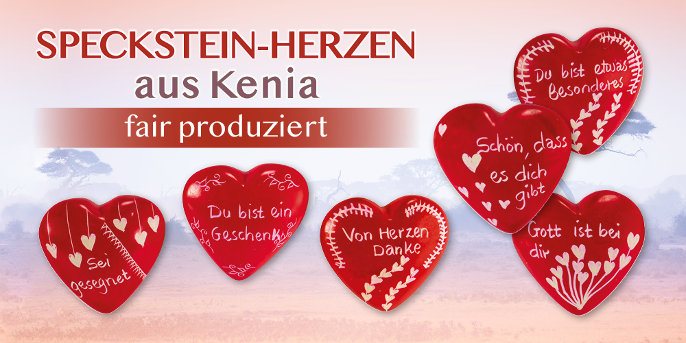 Banner mit roten Speckstein-Herzen aus Kenia, eine Frau arbeitet daneben. Text: „Speckstein-Herzen aus Kenia, fair produziert“.