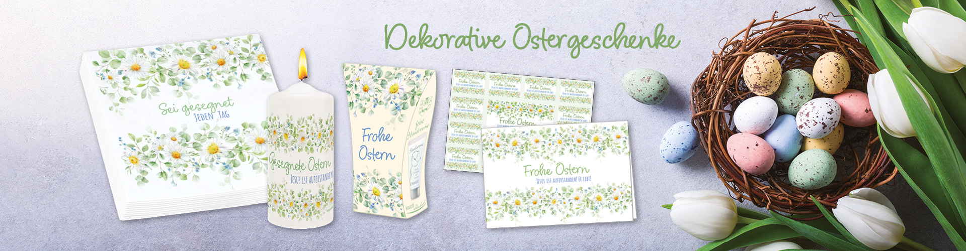 Banner mit dekorativen Ostergeschenken: Kerze, Grußkarten, Servietten und Handcreme. Dazu Eier in einem Nest, umgeben von Tulpen.