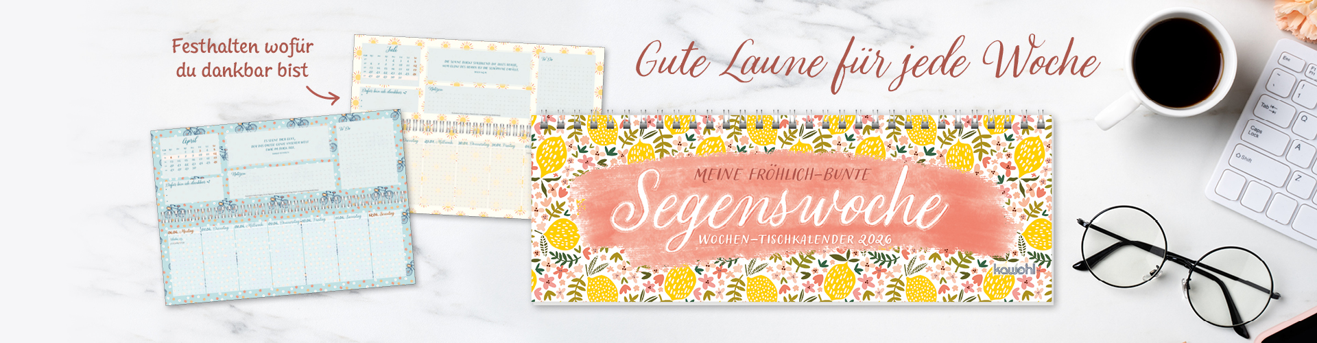 Banner mit einem bunten Tischkalender 2026, umgeben von einer Tasse Kaffee und einer Brille. Texte: "Gute Laune für jede Woche" und "Festhalten wofür du dankbar bist".