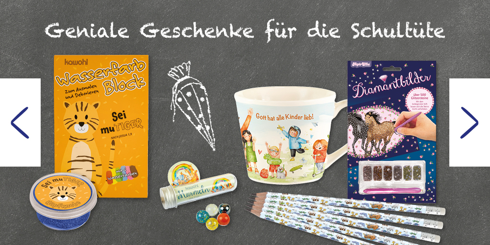 Bunte Schulutensilien und kreative Geschenke auf einer Tafel mit Wimpel-Girlande. Text: "Geniale Geschenke für die Schultüte"