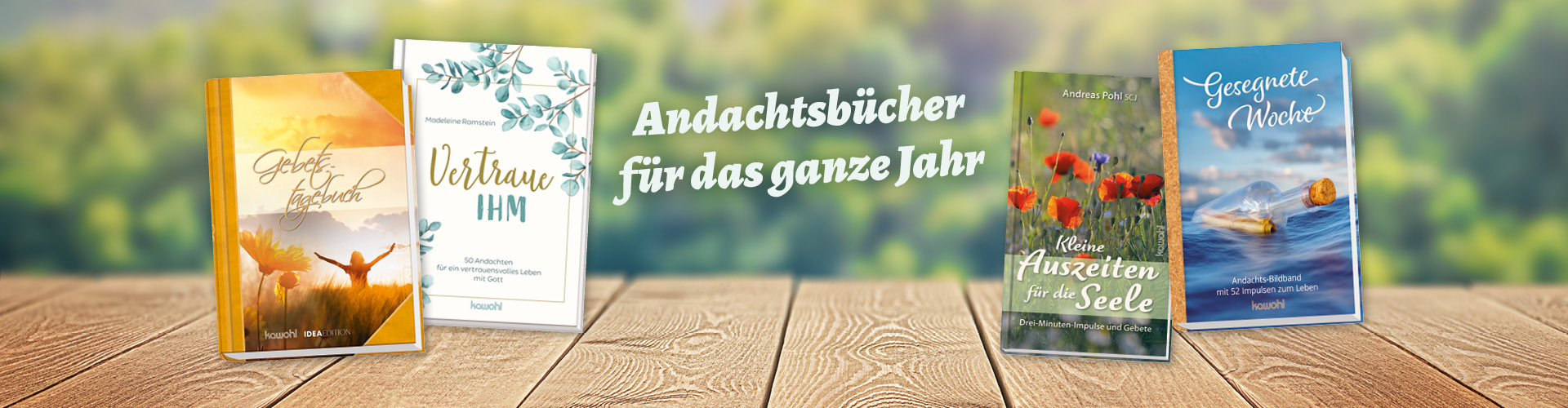 Vier Andachtsbücher auf einem Holzuntergrund, mit einem unscharfen Naturhintergrund. Text: Andachtsbücher für das ganze Jahr.