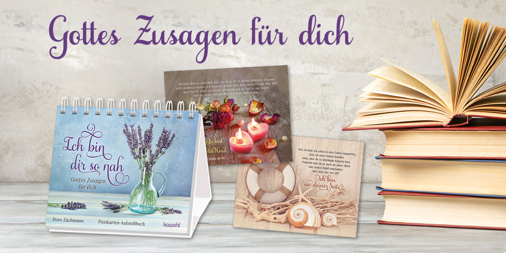 Auf einem Tisch steht ein Aufstellbuch mit Lavendel. Daneben sind zwei Beispiel-Karten und gestapelte Bücher. Text: Gottes Zusagen für dich.