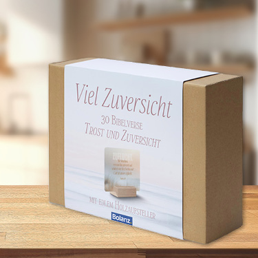 Minikarten-Box mit dem Titel „Viel Zuversicht“, 30 Briefversen und edlem Holzaufsteller auf einem Holztisch.