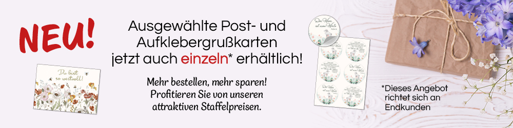 Anzeige für neue Post- und Aufkleberkarten, die jetzt einzeln erhältlich sind, neben einem Geschenkpaket und Blumen.