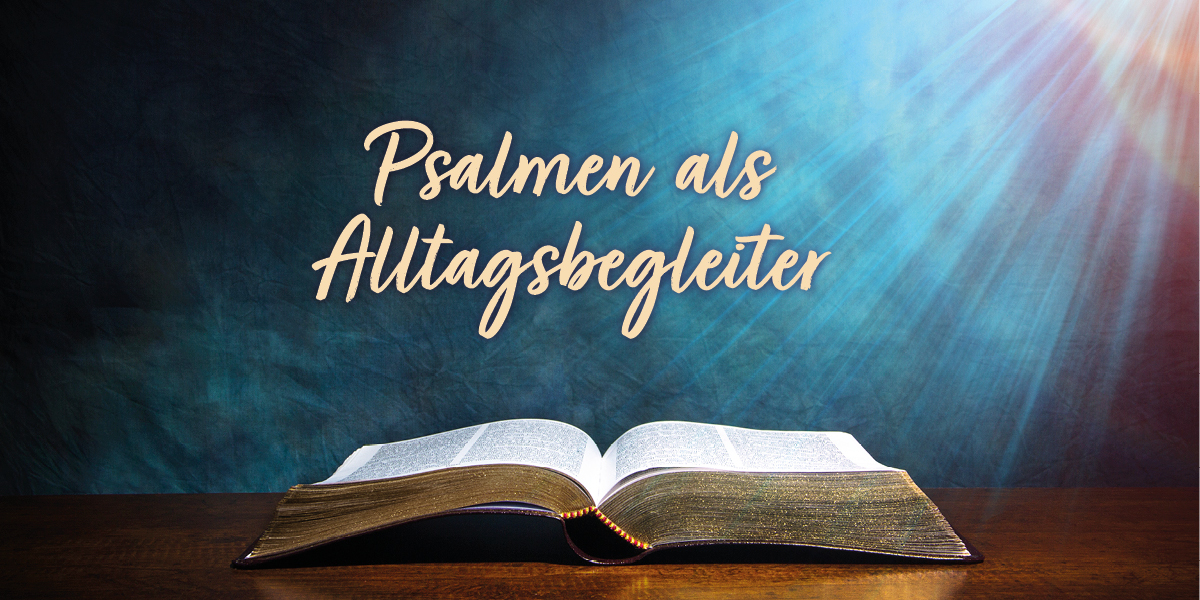 Banner mit Holztisch, auf dem eine aufgeschlagene Bibel liegt, vor einem blauen Hintergrund, von rechts scheint Licht auf die Bibel. Text: „Psalmen als Alltagsbegleiter“.