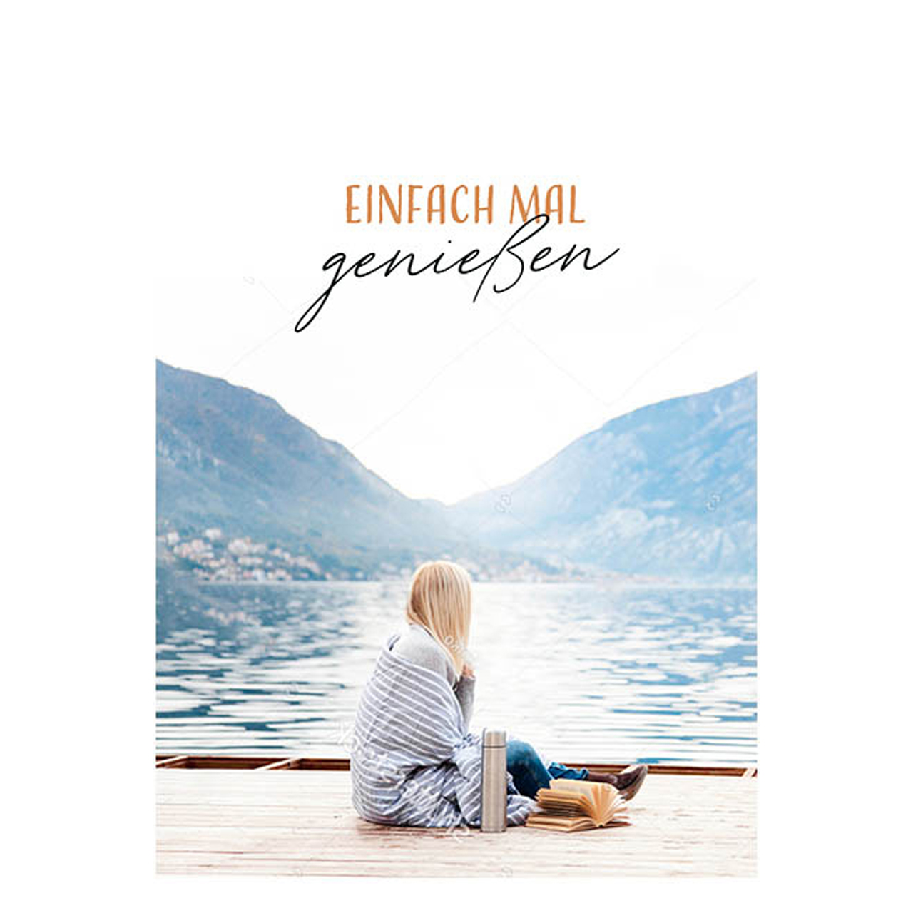 Postkarte - Postkarte 'Einfach mal genießen'  1EX - Berge See Frau Steg Thermoskanne Buch