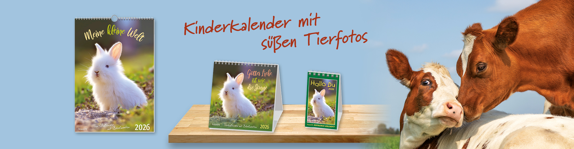 Banner mit drei Tierkalendern und einer Kuh mit Kalb, umgeben von einem blauen Hintergrund und dem Text: „ Kinderkalender mit süßen Tierfotos“.