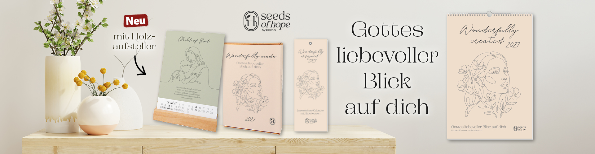 Blumenvase, Wand-, Lesezeichen- und Postkarten-Kalender mit Line-Art von Seeds of Hope auf Holzregal. Text: "Neu mit Holzaufsteller" und "Gottes liebevoller Blick auf dich".