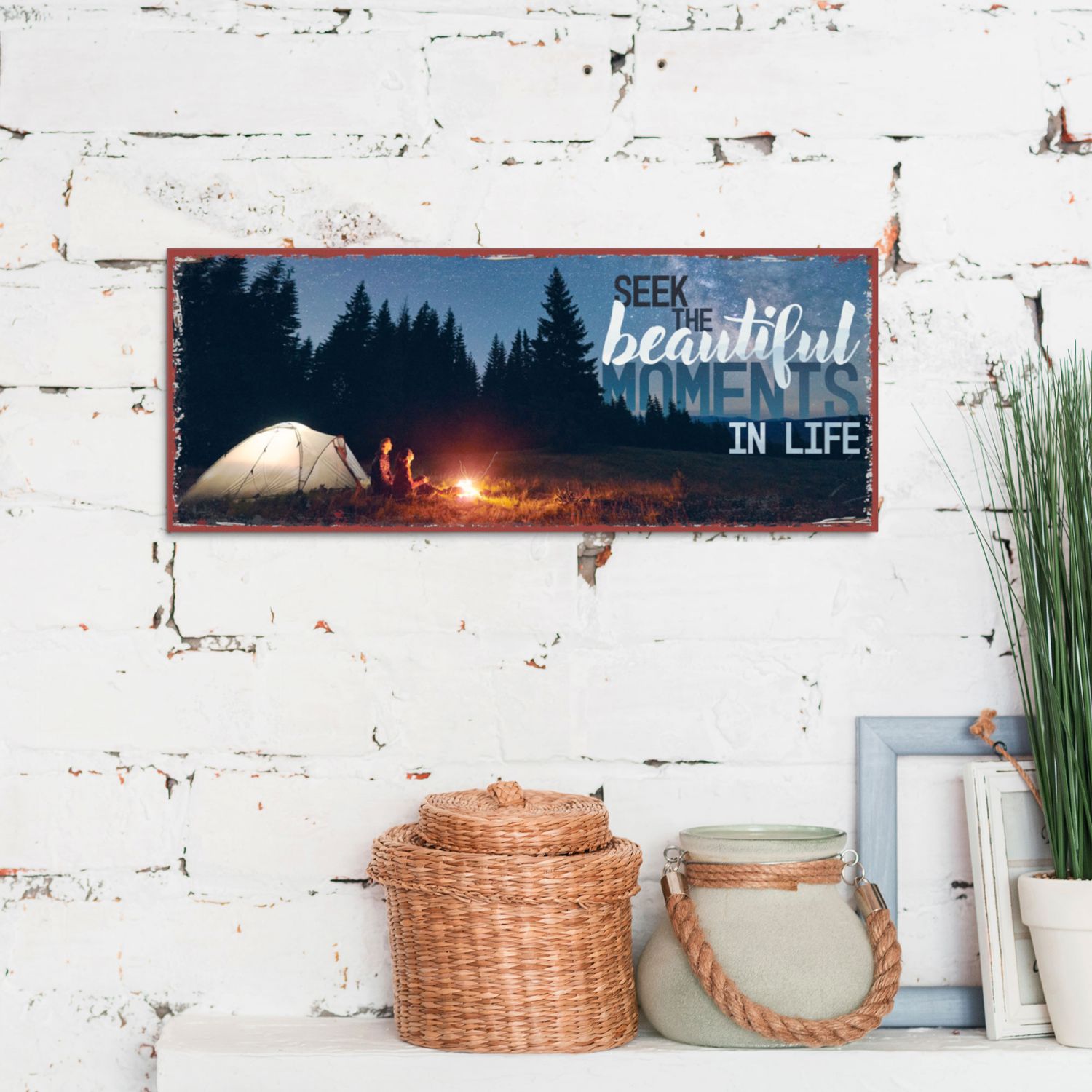 Wanddekoration - Metallschild 'Seek The Beautiful Moments In Life' - Metallschild Zelt Menschen Wald Lagerfeuer