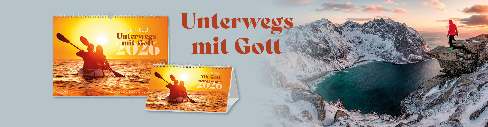 Zwei Abenteuer-Kalendern für 2026 und eine schneebedeckte Landschaft mit Bergsee im Hintergrund. Text: Unterwegs mit Gott