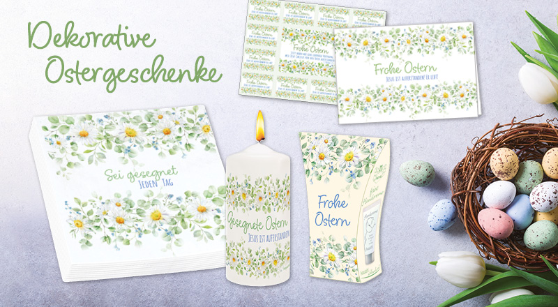 Banner mit dekorativen Ostergeschenken: Kerze, Grußkarten, Servietten und Handcreme. Dazu Eier in einem Nest, umgeben von Tulpen.