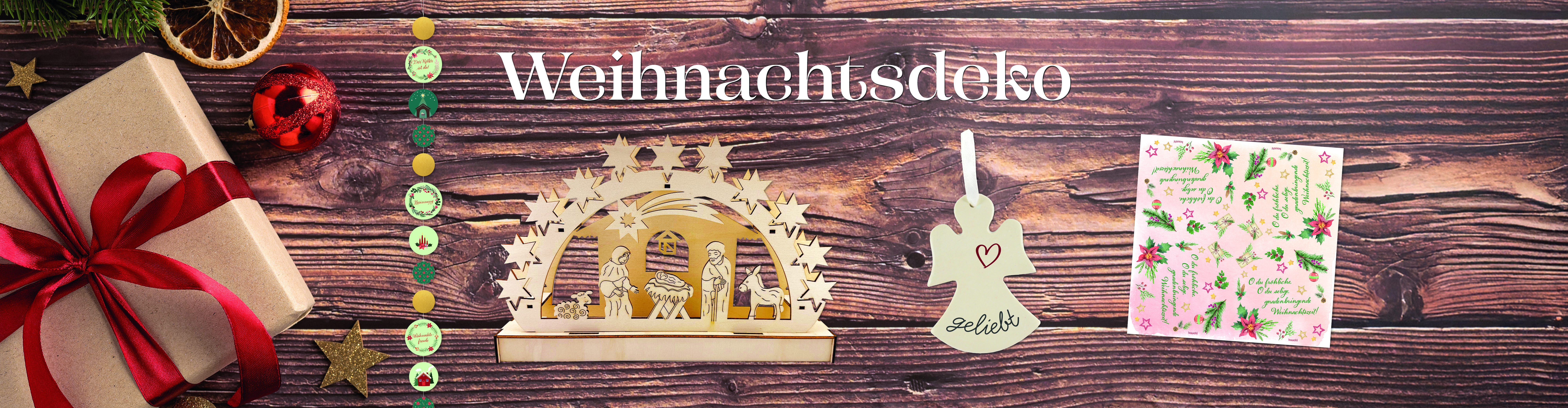 Weihnachtlicher Banner mit Geschenken, Holzdeko, einer Engel-Anhänger und einer festlichen Karte auf einem Holztisch.