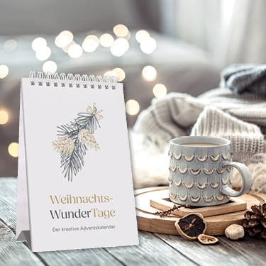 Ein Tisch mit einem kreativen Adventskalender und einer Tasse, umgeben von weihnachtlicher Dekoration und Lichtern.