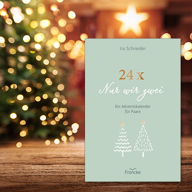 Buchcover mit dem Titel ‚24x Nur wir zwei‘, umgeben von einem festlichen Hintergrund mit Lichtern.