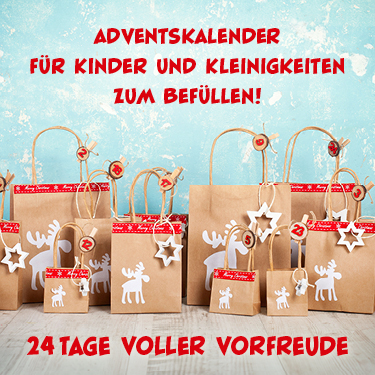 Adventskalender für Kinder mit 24 Kraftpapiertüten, verziert mit weißen Rentieren, Sternen und rotem Dekoband auf hellblauem Hintergrund.
