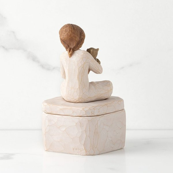 Figur 'Freundliches Mädchen' auf Andenken-Box