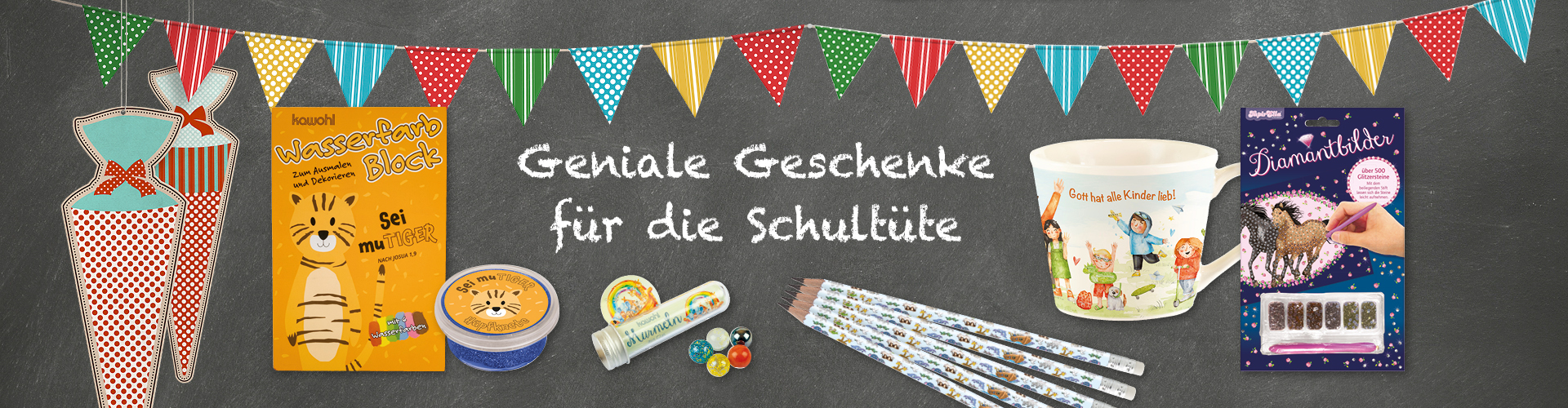 Bunte Schulutensilien und kreative Geschenke auf einer Tafel mit Wimpel-Girlande. Text: "Geniale Geschenke für die Schultüte"