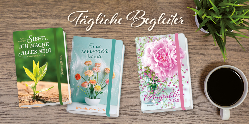 Drei Notice-Kalender mit verschiedenen Designs liegen auf einem Holztisch neben einem Notizbuch und einer Tasse Kaffee.