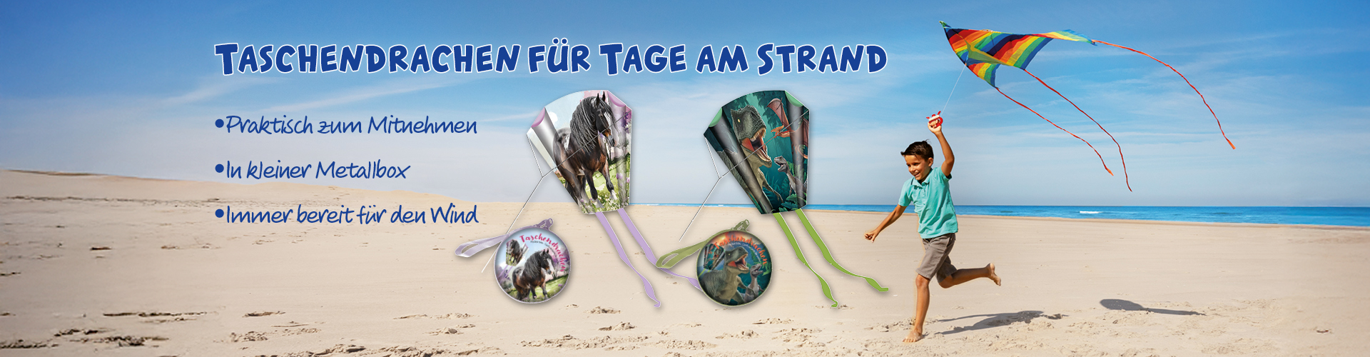 Taschendrachen für Tage am Strand, Praktisch zum Mitnehmen, In kleiner Metallbox, Immer bereit für den Wind. Strandbild, kleiner Junge läuft mit Drachen in der Hand am Strand entlang, Abbildung von zwei Drachen, einer mit Pferd, einer mit Dinosaurier.