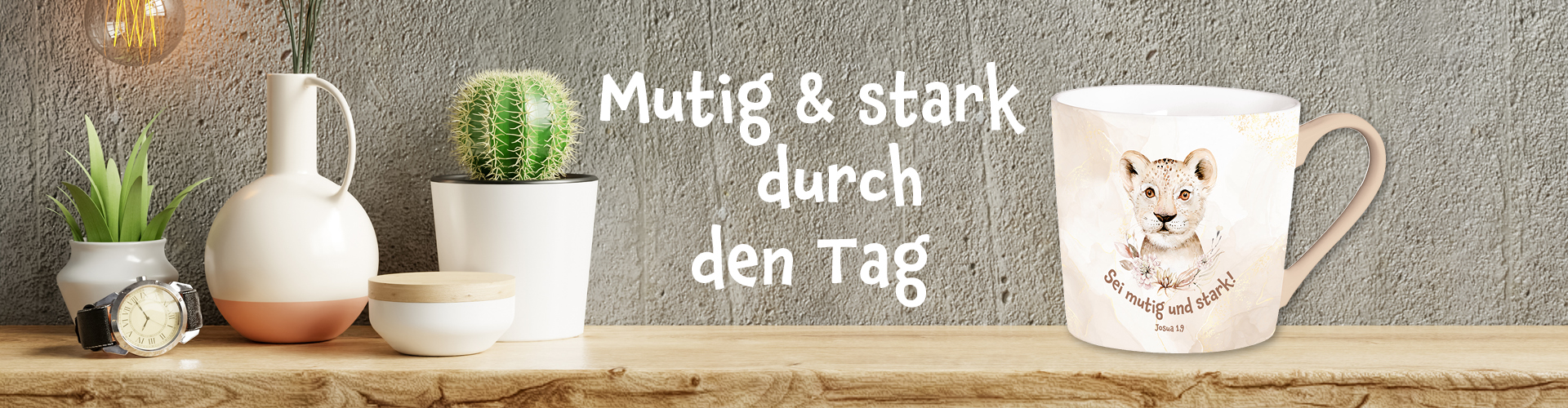 Rosa-beige-farbene Tasse mit Aquarell-Löwin-Motiv, auf einem Tisch vor einer grauen Wand, links sind Töpfe, eine Lampe und Armbanduhr. Text: „Mutig & stark durch den Tag.“