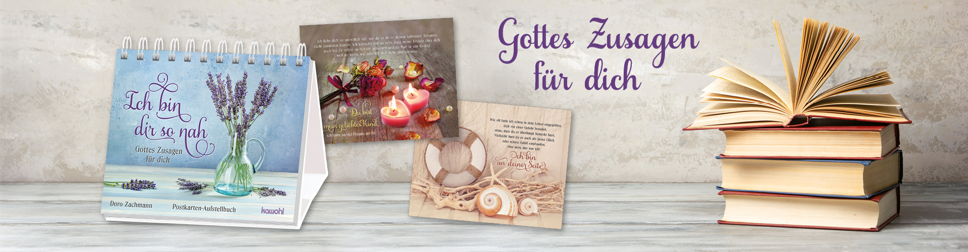 Auf einem Tisch steht ein Aufstellbuch mit Lavendel. Daneben sind zwei Beispiel-Karten und gestapelte Bücher. Text: Gottes Zusagen für dich.
